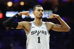 统治力！文班过去23战22胜 正负值累计+354 场均25+11+4帽