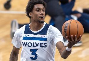 最后时刻伤退！麦克丹尼尔斯17中10拿到25分2断2帽 三分4中3