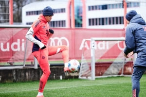 拜仁官网报穆西亚拉训练情况：今天上午完成了个人有球训练