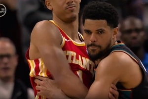 激烈！T·哈里斯和杰伦·约翰逊摔跤 活塞挑战成功&后者进攻犯规