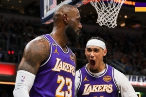 湖人官方发布赢球海报：封面人物詹姆斯+海斯