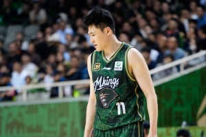 扛起球队内线！赵柏清11中7高效拿下21分12板 5前场板