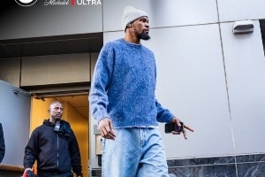 今天是多巴胺配色！火箭众将穿搭：KD蓝色毛衣小白帽 小谢红卫衣