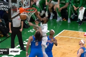 这身体这弹速！杰伦·布朗转身一步垫起 单臂隔扣杰林威！