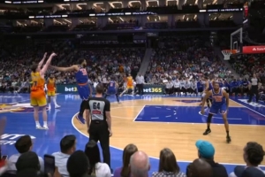 顶级！克尼佩尔顶着唐斯再扔进三分 甚至都没站稳！三分7中5了！