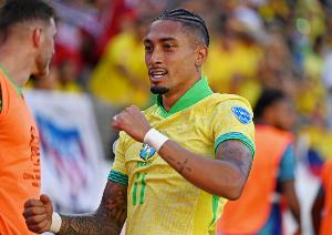 TNT：拉菲尼亚在对阵法国时半场被换下，他抱怨右大腿肌肉疼痛