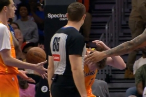 哈哈！球迷篮筐后面投篮直接砸到了克尼佩尔脑袋