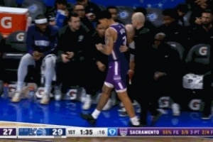 手指脱臼？国王球员海斯手指受伤主动犯规返回更衣室