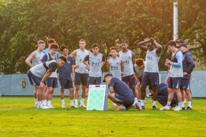 围在一起的这一刻 比战术更重要的，是彼此，适合一直放在屏幕里