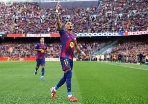 世体：巴萨与巴西队医沟通，已经谈到拉菲尼亚可能存在肌肉损伤