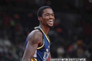 两队就你自己上双！萨姆纳半场出战11分钟 12中7砍下19分2板2断