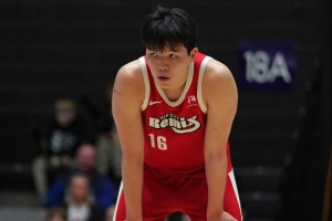 解说：杨瀚森太想把球打得合理了 队友都拿球就干 传出去也回不来