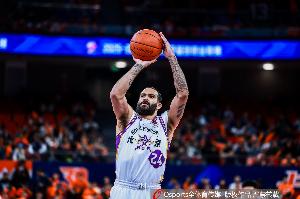 冲锋陷阵！里勒半场10中7狂轰21分 三分5中3