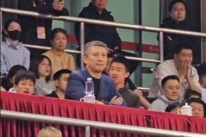 郭士强现身青岛主场对阵浙江比赛！两队均有其考察球员