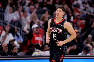 无处不在但是不准！谢泼德首节7中2得到5分3板1助2断1帽 三分4中1