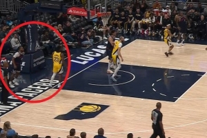 太危险了！加兰突破落地踩到场边摄影师有点崴脚 返回更衣室