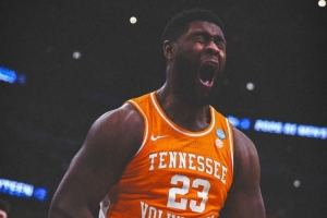 田纳西76-62爱荷华州立晋级八强 阿门特10中6砍下18分4板3助2帽