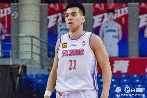 进攻哑火！四川半场28投9中仅拿到27分 三分8中3