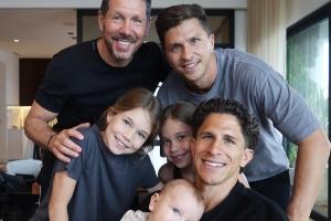 天伦之乐！55岁西蒙尼与儿子、女儿、孙子合照，对孙子尤为疼爱