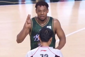 祝铭震切球时被吹犯规 随后举起三根指头疑似对着CBA裁判当场发誓