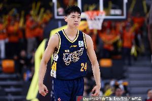 场上很积极！崔永熙替补4中1拿到3分3篮板1盖帽
