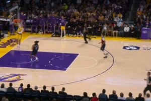 精准制导！詹姆斯转身送长传 拉拉维亚接球反击单臂飞扣