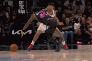 当头一棒！戴维恩·米切尔突破时肘击格莱姆斯面部 被吹一级恶犯