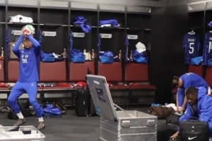 姆巴佩转发自己在更衣室的“投篮”视频并@NBA：来个10天合同？