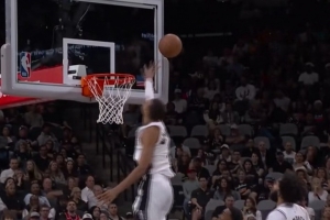 从容自信！文班亚马篮下放对手两步上篮直接钉板大帽拒绝