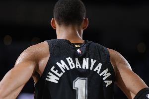 文班第7次40+！数据美媒：他才22岁 队史40+场次就超过了GDP卡