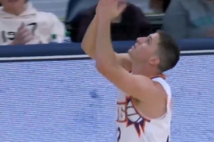 末节才命中首球！吉莱斯皮追身底角三分命中 此前投篮12中0