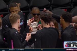 “聚众狂欢”！热火众将围在一起碰杯电解质 随后头仰天一饮而尽