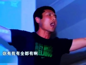 唱功如何？邵佳一昔日在国安队内K歌活动中演唱《好汉歌》