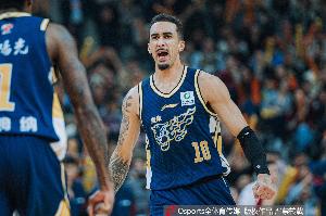 得分主力！萨姆纳15中7&10罚9中砍下24分 奎因9中6拿17分3板5助