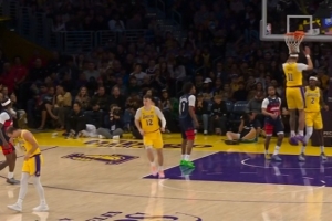 一级恶犯！沃特金斯扑防肯纳德三分球直接打到脸上 后者3+1+球权