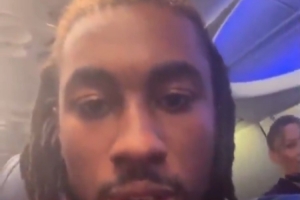 艾维被裁后在飞机上兴致勃勃地直播 起飞前被空姐要求关机