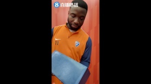 挺标准的！奥斯卡接受直播吧颁奖，用中文说：直播吧，快人一步