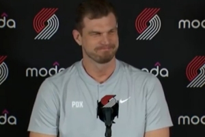 斯普利特：杨瀚森英语进步很多&不用翻译 休赛期对他很关键