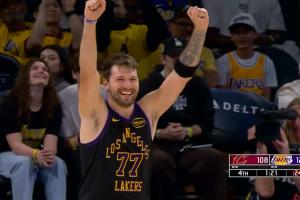 老詹认可了！东契奇双手暴力勉扣！之后高兴犯规申请下班！