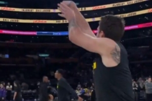 一场没打憋坏了！东契奇赛前训练连续命中logo三分