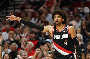 神了！塞布尔神奇转身压哨抛投命中 开拓者打出一波20-4