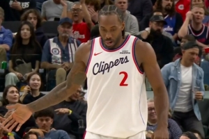 丝滑一抛！伦纳德1打2造犯规打进 但罚球没中2+0