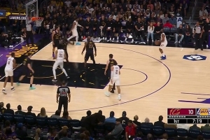 外线不设防？哈登侧翼接球 大空位三分调整后稳稳命中