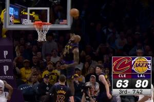 君临天下！湖人防守反击 詹姆斯接里夫斯高抛单臂空接轰炸篮筐