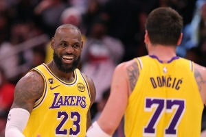 解说：湖人替补席太差让东契奇&詹姆斯加班 希望艾顿季后赛再硬点