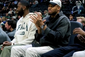 看到弟弟罚球得分 字母哥大叫：我现在就能退役啦 我已做到了一切