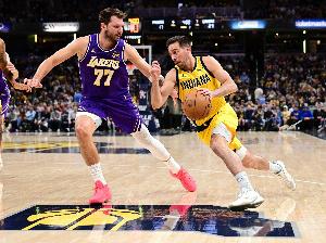 国产品牌再添一人~名记：麦康纳近期签约安踏 比赛中上脚欧文战靴