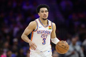 阿隆·维金斯：麦凯恩充满能量性格外向很合群 完美地融入了球队