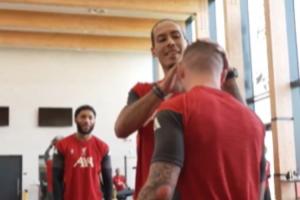 直面脱发27岁麦卡寸头新造型回归利物浦训练，范戴克上手狂摸