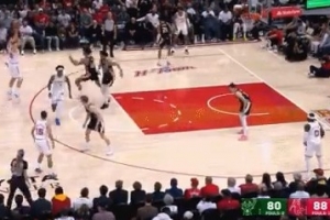 扛起进攻！申京弧顶三分命中 随后金鸡独立再拿两分